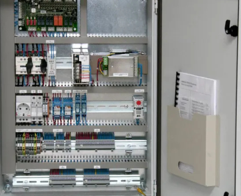 maniobra del cuadro eléctrico y sus componentes