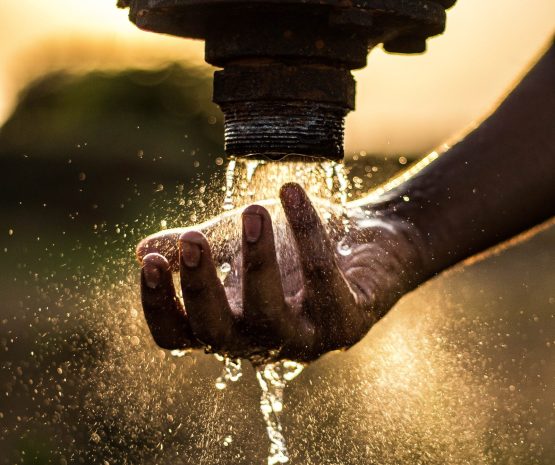 QUIÉNES SOMOS (1) Bomba de agua con mano de trabajador