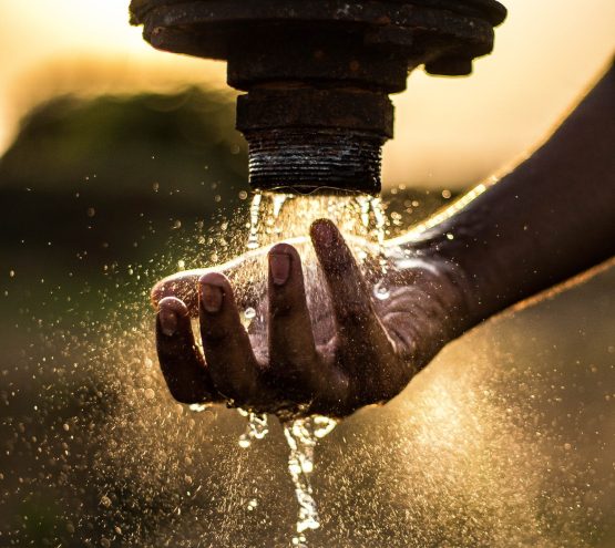 Bomba de agua con mano de trabajador